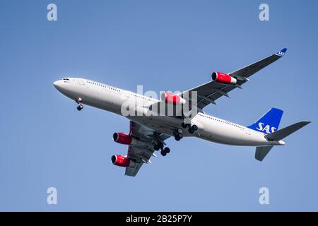 19 févr. 2020 San Francisco / CA / USA - atterrissage d'un avion SAS à l'aéroport international de San Francisco (OFS) Banque D'Images