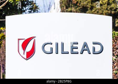 19 févr. 2020 Foster City / CA / USA - Gilead signe à leur siège social dans la Silicon Valley; Gilead Sciences, Inc. Est une société américaine de biotechnologie Banque D'Images