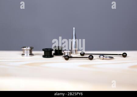 kit de perçage d'oreilles. accessoires de perçage sur fond gris gros plan. Banque D'Images