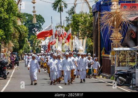 Procession de l'hindou balinais pendant la célébration de Kuningan. Village De Munggu, Bali, Indonésie. 29 Février 2020. Banque D'Images