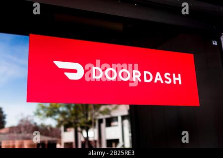 27 févr. 2020 Santa Clara / CA / USA - gros plan sur le logo et le symbole Doordash affichés à l'entrée de l'un de leurs bureaux; DoorDash Inc. Est un en-de Banque D'Images