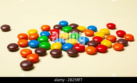 petits bonbons colorés assortiment bonbons rapprochés. Banque D'Images