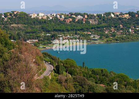 Lac Albano, Parc Régional Castelli Romani, Rome, Lazio, Italie Banque D'Images