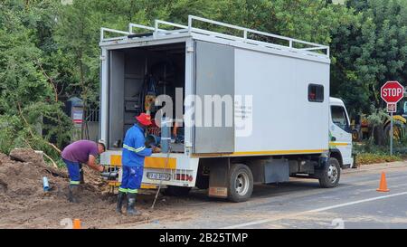 Pretoria, Afrique du Sud - 23 février 2020: Les conduites d'eau potable fuient et ont besoin d'être réparées, Camion avec équipement et outils Banque D'Images