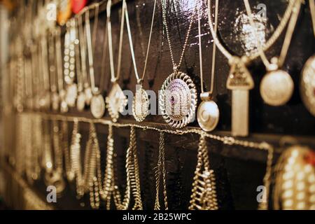 Perles colorées de bijoux sur le marché de nuit indien, accrochez sur le comptoir de Goa, Inde Banque D'Images