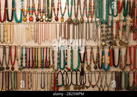 Bijoux colorés en perles du marché de nuit du Tibet, accrochez sur le comptoir Goa, Inde. Banque D'Images