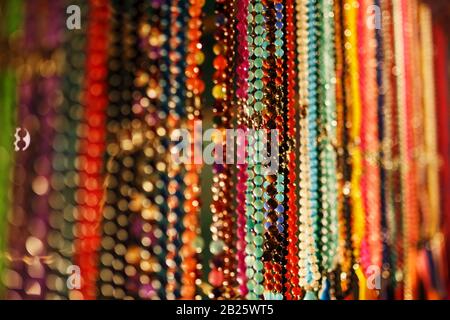 Perles colorées de bijoux sur le marché de nuit indien, accrochez sur le comptoir de Goa, Inde. Banque D'Images