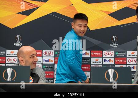 Wu Lei du RCD Espanyol répond aux questions lors d'une conférence de presse après le match de 16 secondes de la Ligue Europa entre le RCD Espanyol et Wolves au stade du RCD le 26 février 2020 à Barcelone, en Espagne. (Photo de DAX/ESPA-Images) Banque D'Images