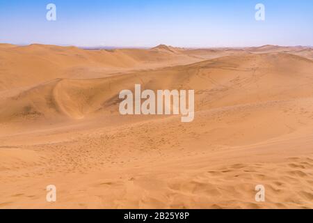 Vue sur le désert du Namib depuis Dune 7 près de Swakopmund en Namibie. Banque D'Images