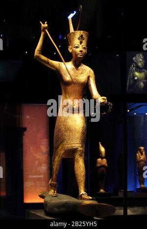 Tresure de Toutankhamun - Statue en bois doré de Toutankhamun sur le shérif, jetant un harpon' Banque D'Images