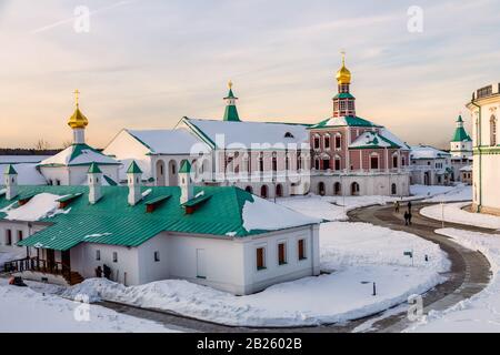 Nouvelle cour intérieure du monastère de Jérusalem avec églises et bâtiments couverts de neige, Istra, région de Moscou Banque D'Images