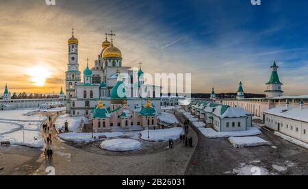 Cathédrale de Voskresensky dômes dorés dans un coucher de soleil, Résurrection ou nouveau monastère de Jérusalem, Istra, région de Moscou Banque D'Images