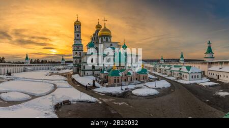 Coucher de soleil sur les dômes dorés de la cathédrale Voskresensky, recouverts de neige, Résurrection ou Monastère de la Nouvelle Jérusalem, Istra, région de Moscou Banque D'Images