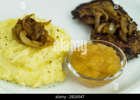 Veaux rosted Foie avec oignons purée de pommes de terre et compote Banque D'Images