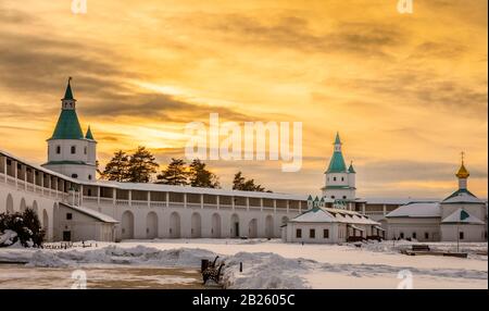 Murs blancs et tours vertes du monastère de la Nouvelle Jérusalem aux lumières du coucher du soleil, Istra, région de Moscou, Russie Banque D'Images