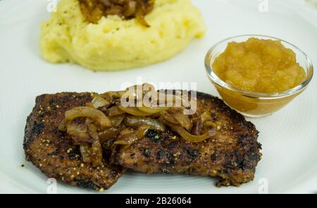 Veaux rosted Foie avec oignons purée de pommes de terre et compote Banque D'Images
