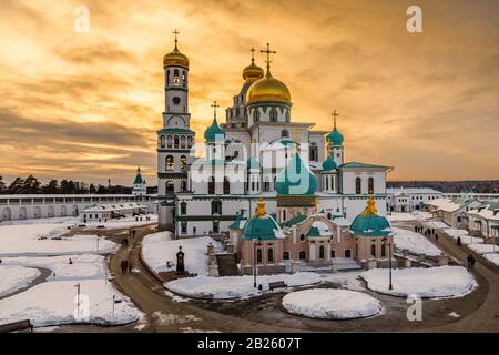 Cathédrale de Voskresensky dômes dorés dans un coucher de soleil, couverts de neige, Résurrection ou Monastère de Nouvelle Jérusalem, Istra, région de Moscou, Russie Banque D'Images