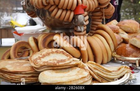Shrovetide Maslenitsa Butter week repas du festival. Pile de crêpes russes Banque D'Images