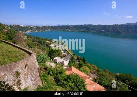 Lac Albano, Parc Régional Castelli Romani, Rome, Lazio, Italie Banque D'Images