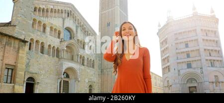 Portrait d'une belle femme de tourisme souriante à Parme avec cathédrale, clocher et Baptistère. Vue panoramique sur la jeune fille avec Parme, Italie. Par Banque D'Images