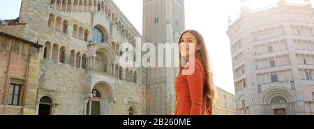 Portrait de la belle femme de tourisme à Parme avec cathédrale, clocher et Baptistère. Vue panoramique de la jeune fille voyageur avec le site de Parme en Italie. Banque D'Images