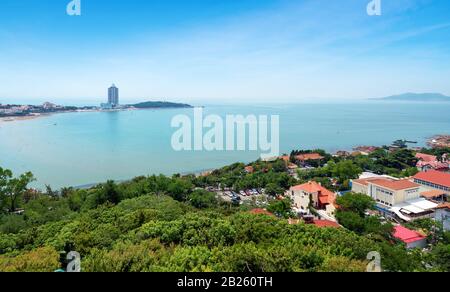 Vue aérienne de Qingdao No.1 Plage de baignade depuis le parc de Xiaoyushan Banque D'Images