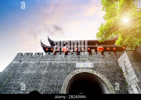 Ancienne porte de la ville de Hangzhou, Chine.Traduction:« Tour du rhum » Banque D'Images