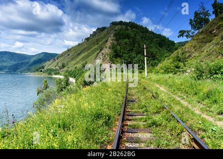 Circum-Baikal railroad sur la côte du Lac Baïkal. Banque D'Images