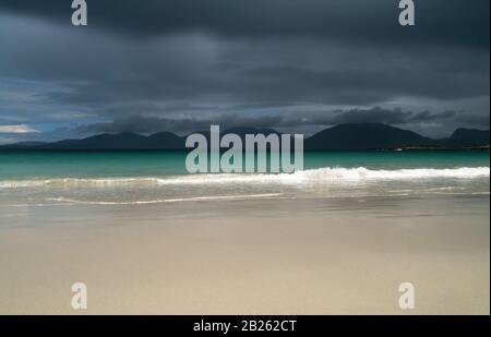 Ciel nuageux sombre sur les sables lisses de la plage de LUSKENTIRE (Traigh Rosalmol), île de Harris, Écosse, Royaume-Uni Banque D'Images