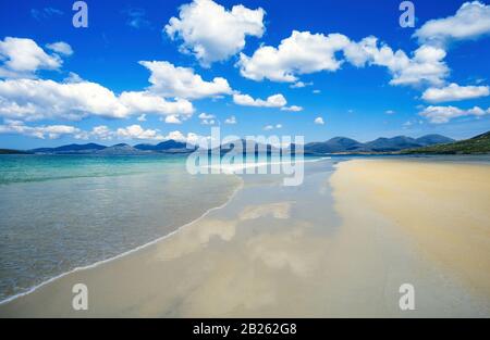 Étendue de sable lisse à LUSKENTIRE (Losgaintir) Beach lors d'une belle journée d'été en juin avec ciel bleu, île de Harris, Ecosse, Royaume-Uni Banque D'Images