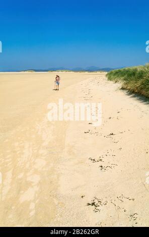 Promenade solitaire sur la plage de sable de Scarita en juin, île de Harris, Outer Hebrides, Ecosse, Royaume-Uni Banque D'Images