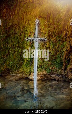 Épée de Magyc dans le lac à la chute d'eau. Banque D'Images