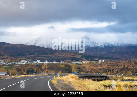 Akureyri la plus grande ville du Nord en Islande devant les montagnes enneigées pendant l'automne Banque D'Images