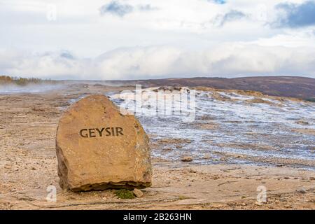 Geysir Golden Circle en Islande nom coupé dans la roche devant la zone géothermique Banque D'Images