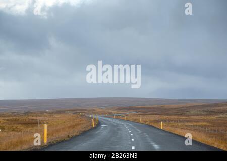 Les Highlands d'Islande vident la route à travers la végétation clairsemée Banque D'Images