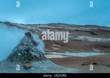 Volcan Hverir en Islande fumeur sulfurique émettant de la vapeur chaude devant le Namafjall Banque D'Images