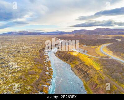 Série Hraunfossiles de cascades barnafoss image aérienne de l'eau turquoise en streaming des trous dans les champs de lave et la collecte dans la rivière Banque D'Images