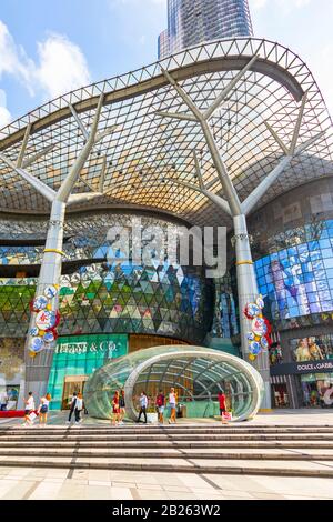 Entrée au centre commercial ION, Orchard Road, Singapour, Asie montrant l'entrée ovale du métro. Banque D'Images