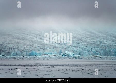 La scarpe de la lagune du glacier Joekulsarlon du glacier géant Vatnajoekull dans le sud de l'Islande Banque D'Images