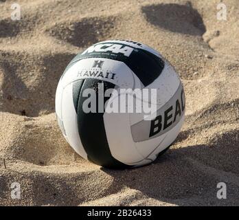 22 février 2020 - une balle dans le sable pendant un match les Tigers LSU et les Hawaii Rainbow Warriors à Queen's Beach Waikiki à Honolulu, HI - Michael Sullivan/CSM Banque D'Images