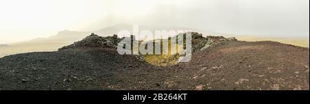 Le parc national de Snaefellsness en Islande panorama depuis le sommet du volcan pendant les roches noires et rouges de jour brumeux Banque D'Images