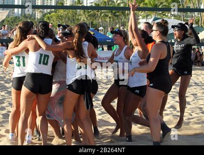 22 février 2020 - Hawaï célèbre une victoire lors d'un match les Tigers LSU et les Hawaii Rainbow Warriors à Queen's Beach Waikiki à Honolulu, HI - Michael Sullivan/CSM Banque D'Images