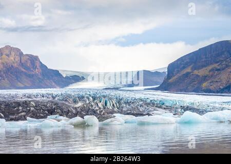 Glacier de Vatnajoekull en Islande, glace bleue et cendre qui fond dans la mer des glaciers Banque D'Images