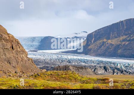 Glacier de Vatnajoekull en Islande glace éternelle bleu profond qui coule sur les pentes de montagne Banque D'Images