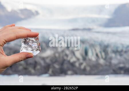 Glacier de Vatnajoekull en Islande glace du glacier entre les doigts devant le suceur à glace bleu profond Banque D'Images