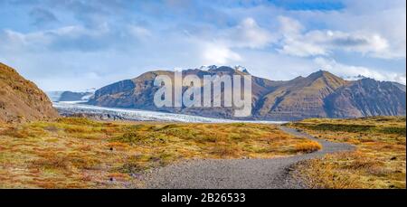 Glacier de Vatnajoekull en Islande chemin de randonnée menant à travers le paysage coloré d'automne vers les lacs de glacier Banque D'Images