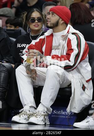 Miami BEACH, FL - 28 FÉVRIER: Anuel AA est un rappeur et chanteur portoricain vu côté cour au jeu de Miami Heat le 28 février 2020 à Miami, Floride Personnes: Anuel AA crédit: Storms Media Group/Alay Live News Banque D'Images