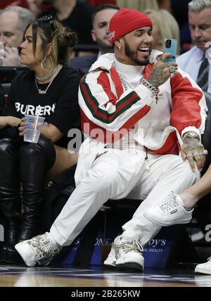 Miami BEACH, FL - 28 FÉVRIER: Anuel AA est un rappeur et chanteur portoricain vu côté cour au jeu de Miami Heat le 28 février 2020 à Miami, Floride Personnes: Anuel AA crédit: Storms Media Group/Alay Live News Banque D'Images