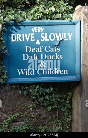 conduire très lentement, les chats sourds, les canards de profondeur et les enfants sauvages signe Banque D'Images