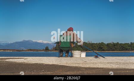 pauvre pêcheur en action avec le poteau de pêche Banque D'Images